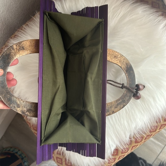 Purple wooden collapsible carved bamboo handbag - Picture 7 of 7